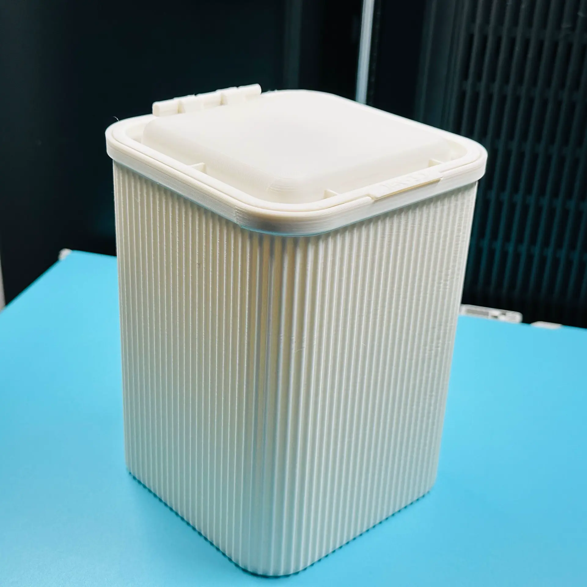 Bronvoorbeeld van het 3D-model Practical Container with Lid door JAV-3D