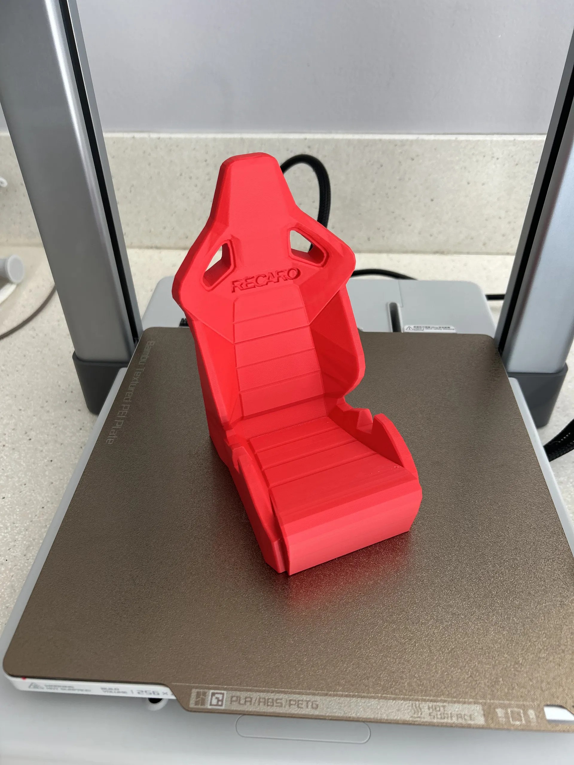 Bronvoorbeeld van het 3D-model recaro seat phone holder door Byt3lab