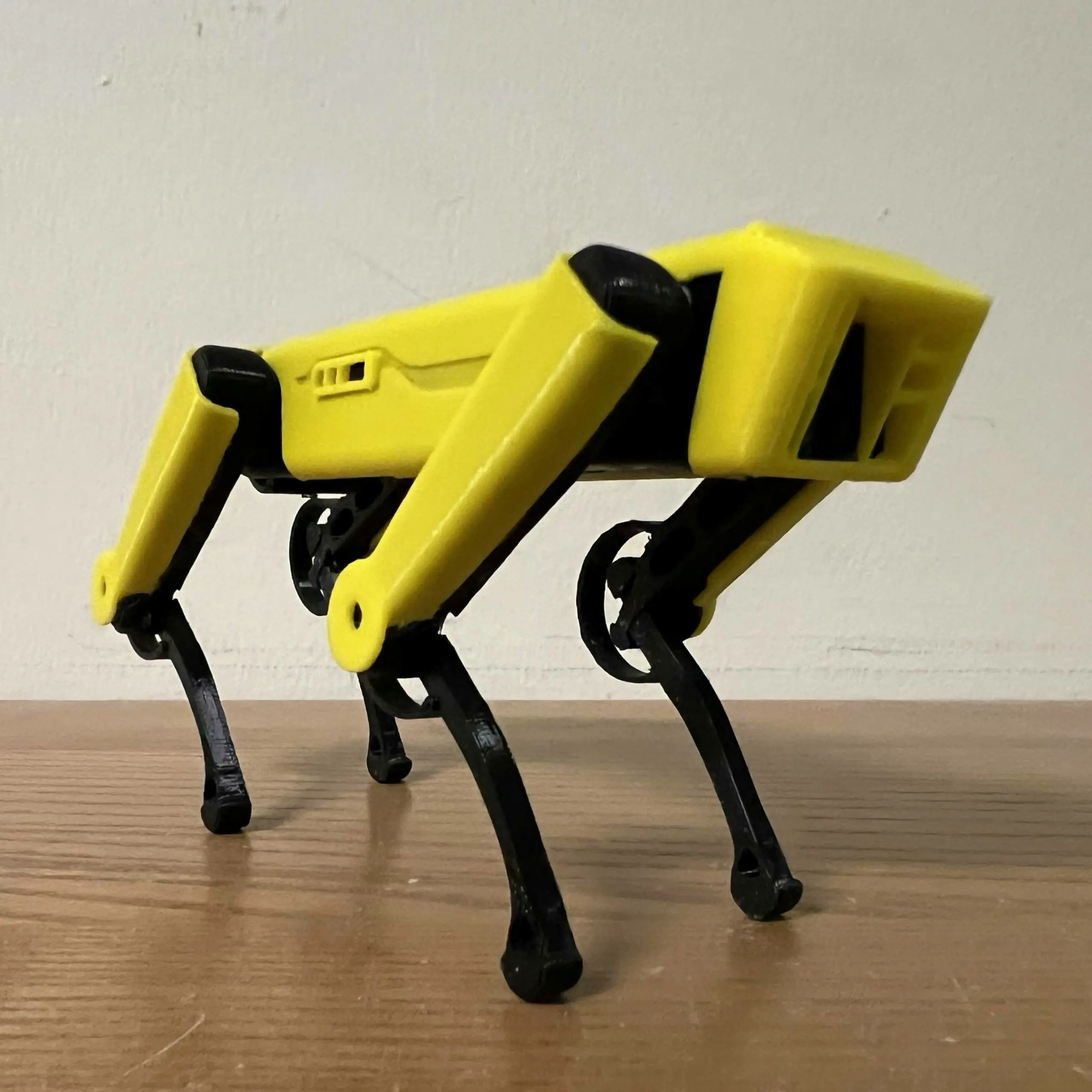 Bronvoorbeeld van het 3D-model robot dog door Tom Marques