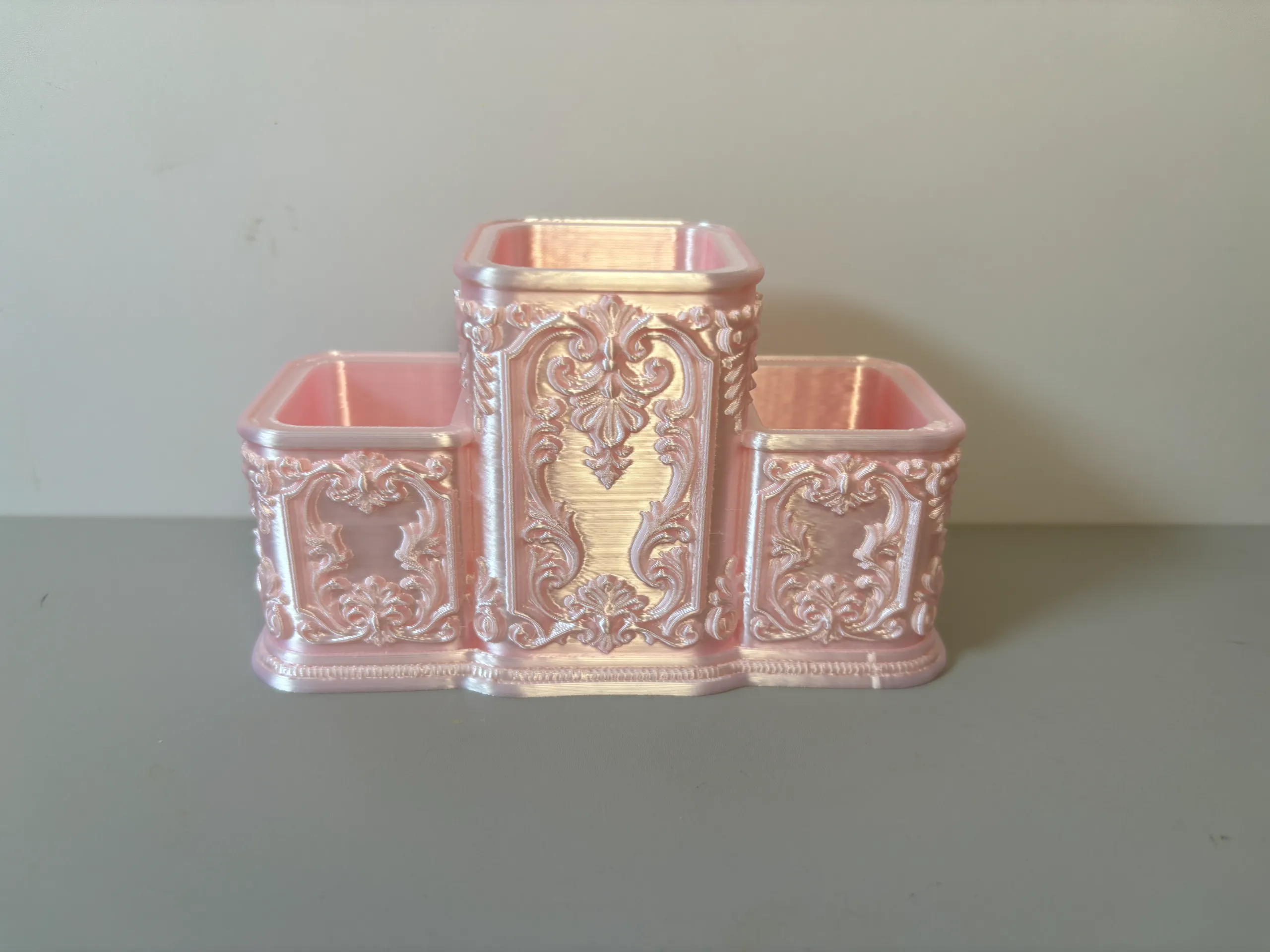 Bronvoorbeeld van het 3D-model Rococo Embossed Compartmentalized Makeup Brush Holder door Y Void Studio