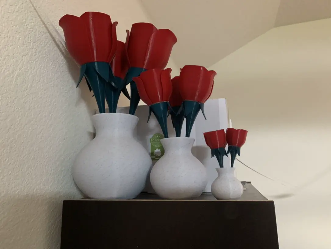 Bronvoorbeeld van het 3D-model Roses and Vase door 2FuryVet