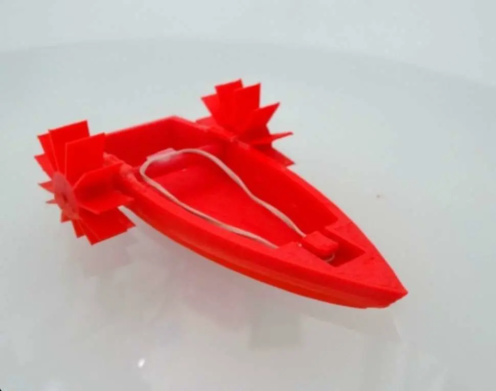 Bronvoorbeeld van het 3D-model Rubber Band Powered Boat door Huntz
