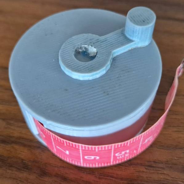 Bronvoorbeeld van het 3D-model Soft Tape Measure Spool door Semuar