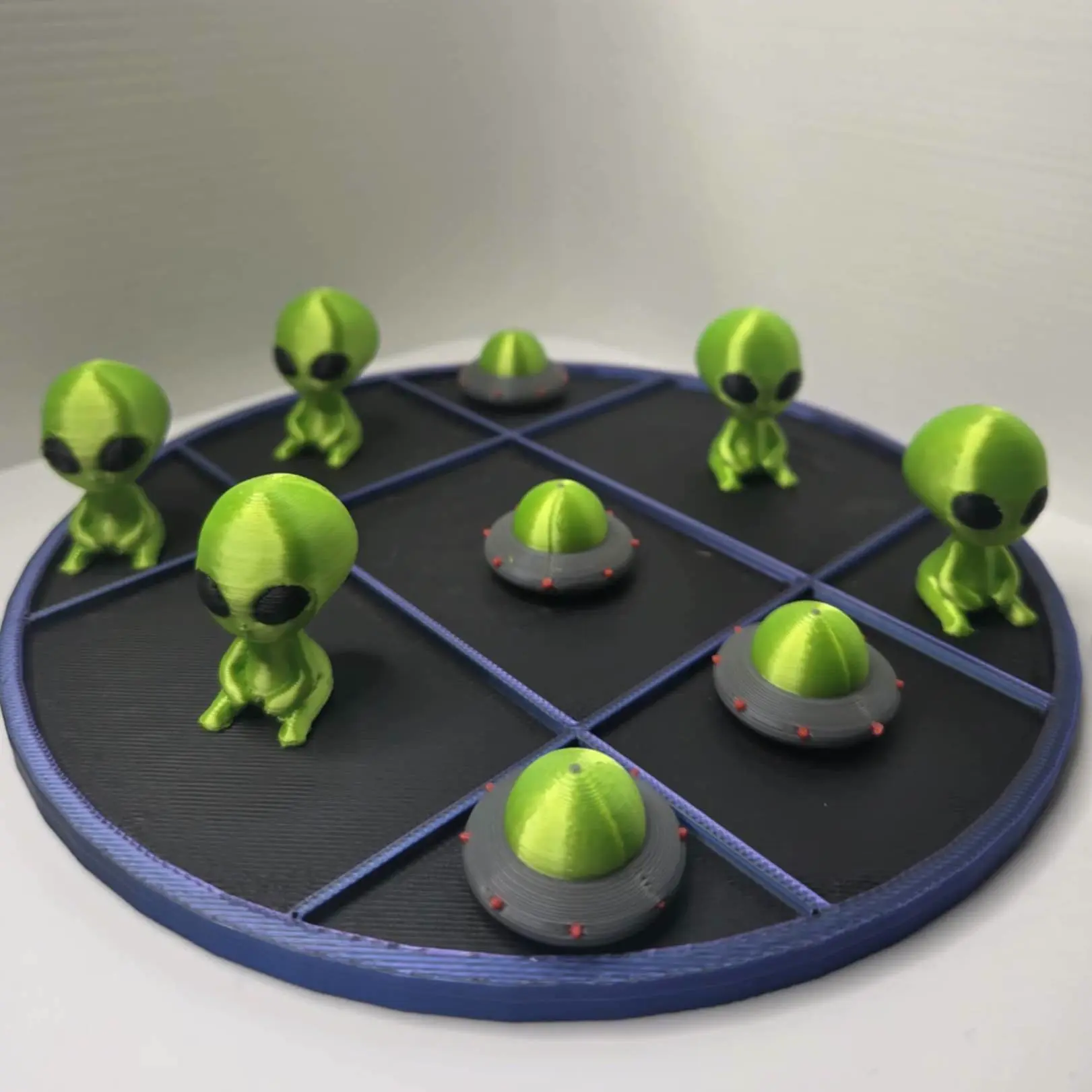 Source preview of the Space Tic Tac Toe (With box) - Alien vs UFO Edition 3D model by JustRegularJo