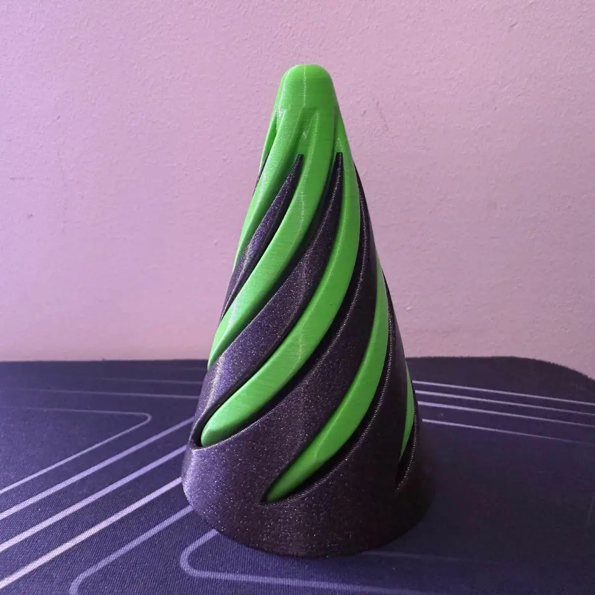 Bronvoorbeeld van het 3D-model Spiral Fidget Cone door pairussj