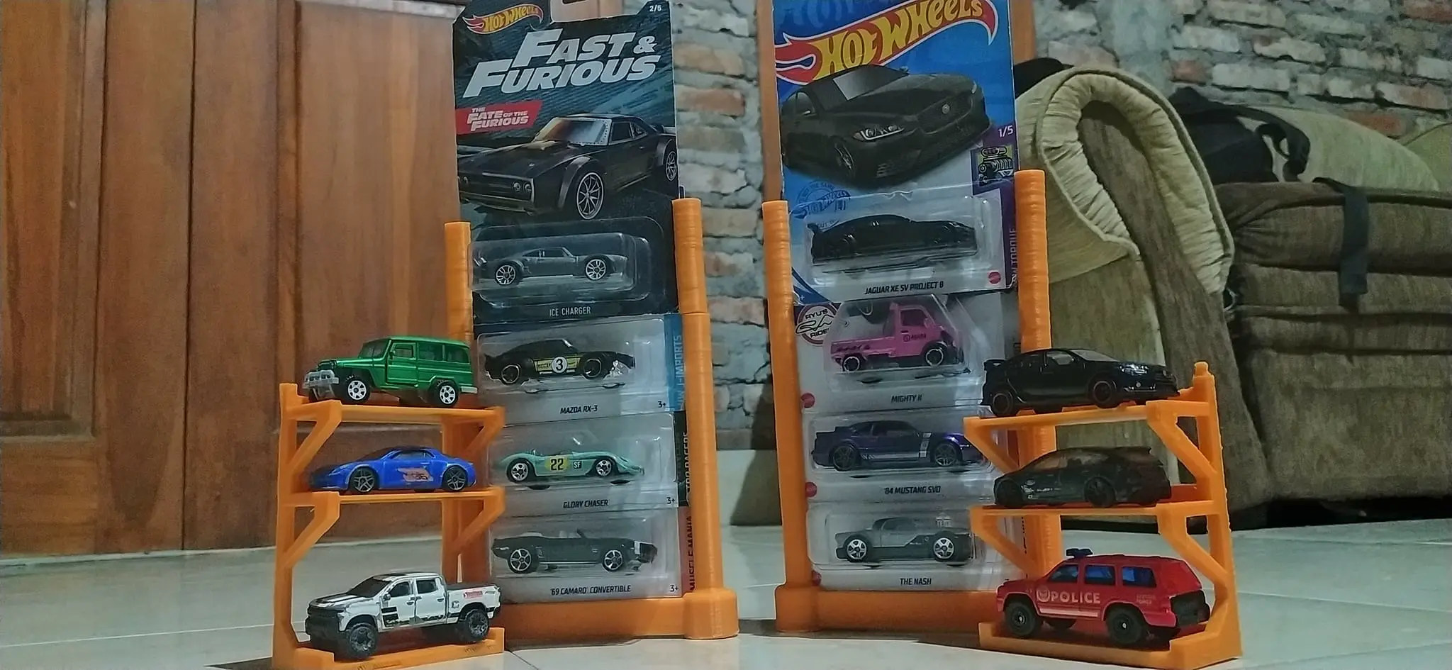 Bronvoorbeeld van het 3D-model Stand Holder Card Hotwheels door Ketut Cana