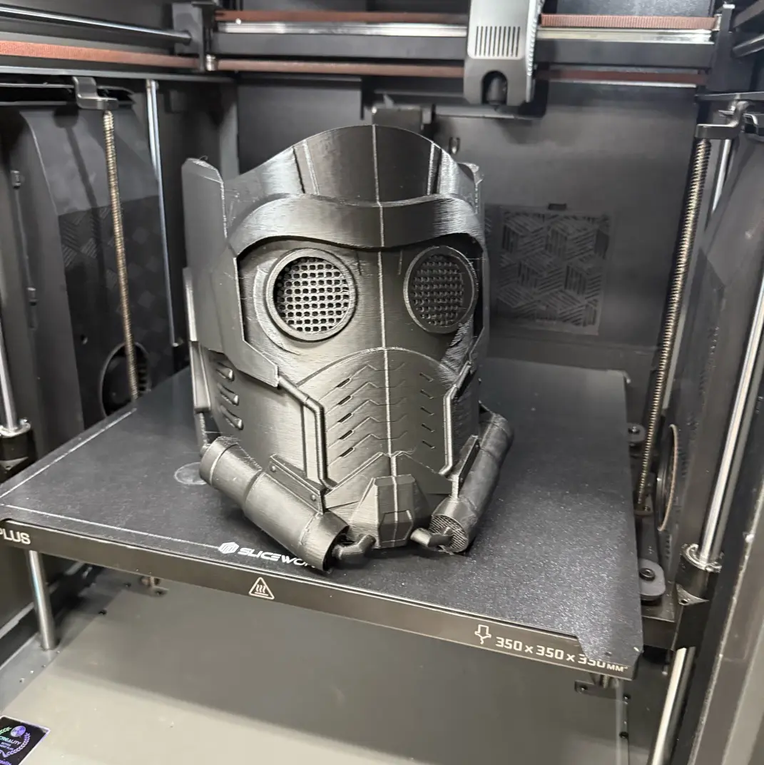 Bronvoorbeeld van het 3D-model Star Lord Helmet door Buildplate3d