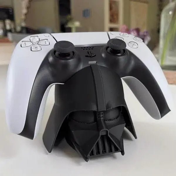 Bronvoorbeeld van het 3D-model Star Wars PS5 controller Stand Darth Vader door rockinggold