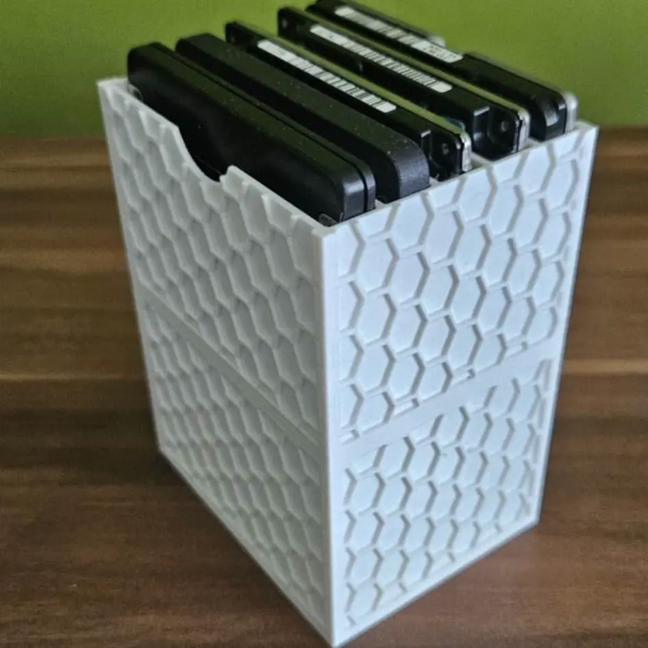 Bronvoorbeeld van het 3D-model Storage box for 5 pieces of 2.5" SSD/HDD door DonsterX
