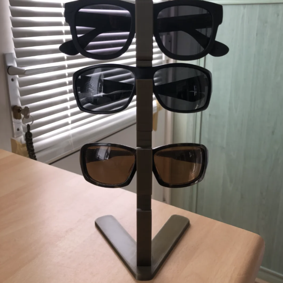 Bronvoorbeeld van het 3D-model Sun Glass stand door SirTukator