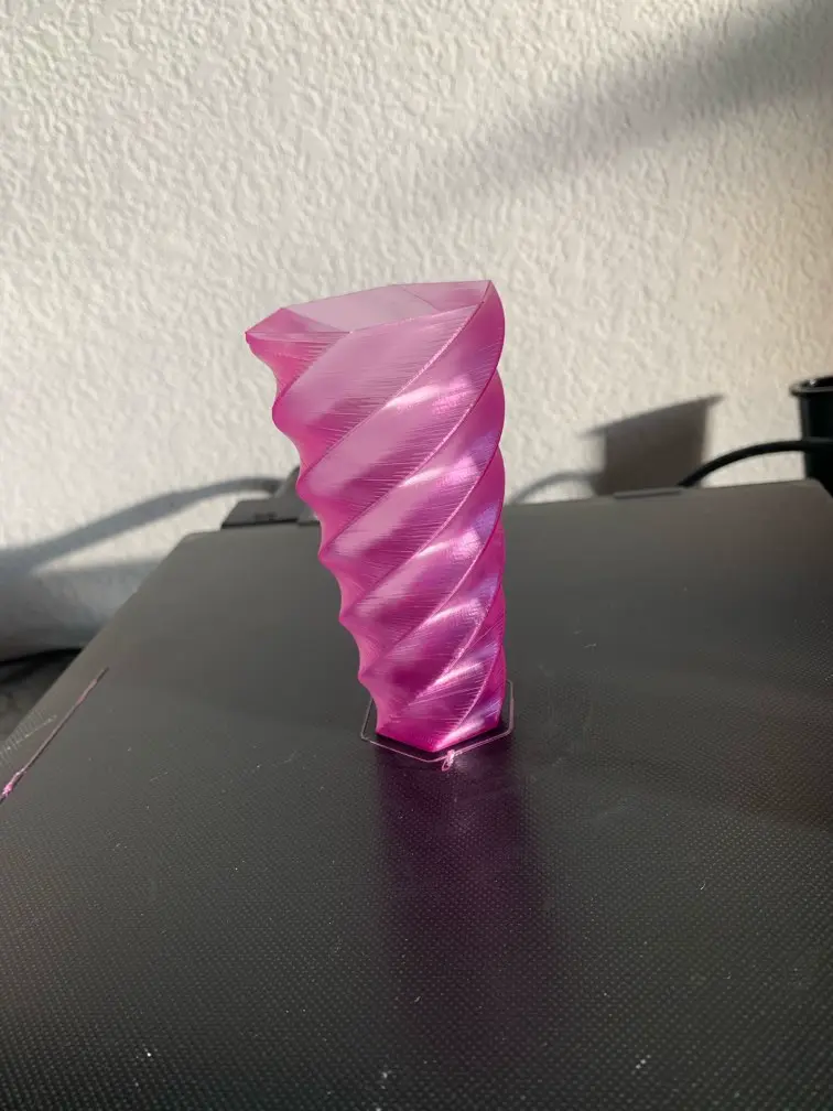 Bronvoorbeeld van het 3D-model Swirl Vase door 2FuryVet
