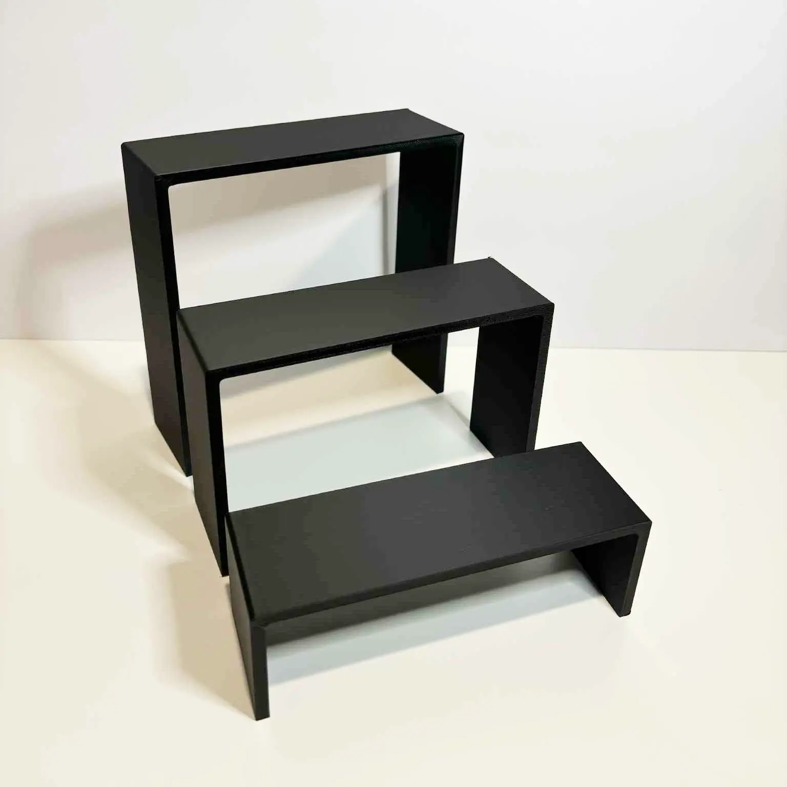 Bronvoorbeeld van het 3D-model Tier shelves for retail displays door Tinker Link