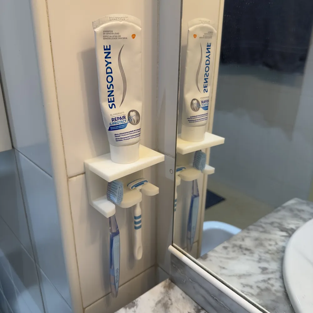 Bronvoorbeeld van het 3D-model TOOTH BRUSH HOLDER WITH SHELF door ANVIL