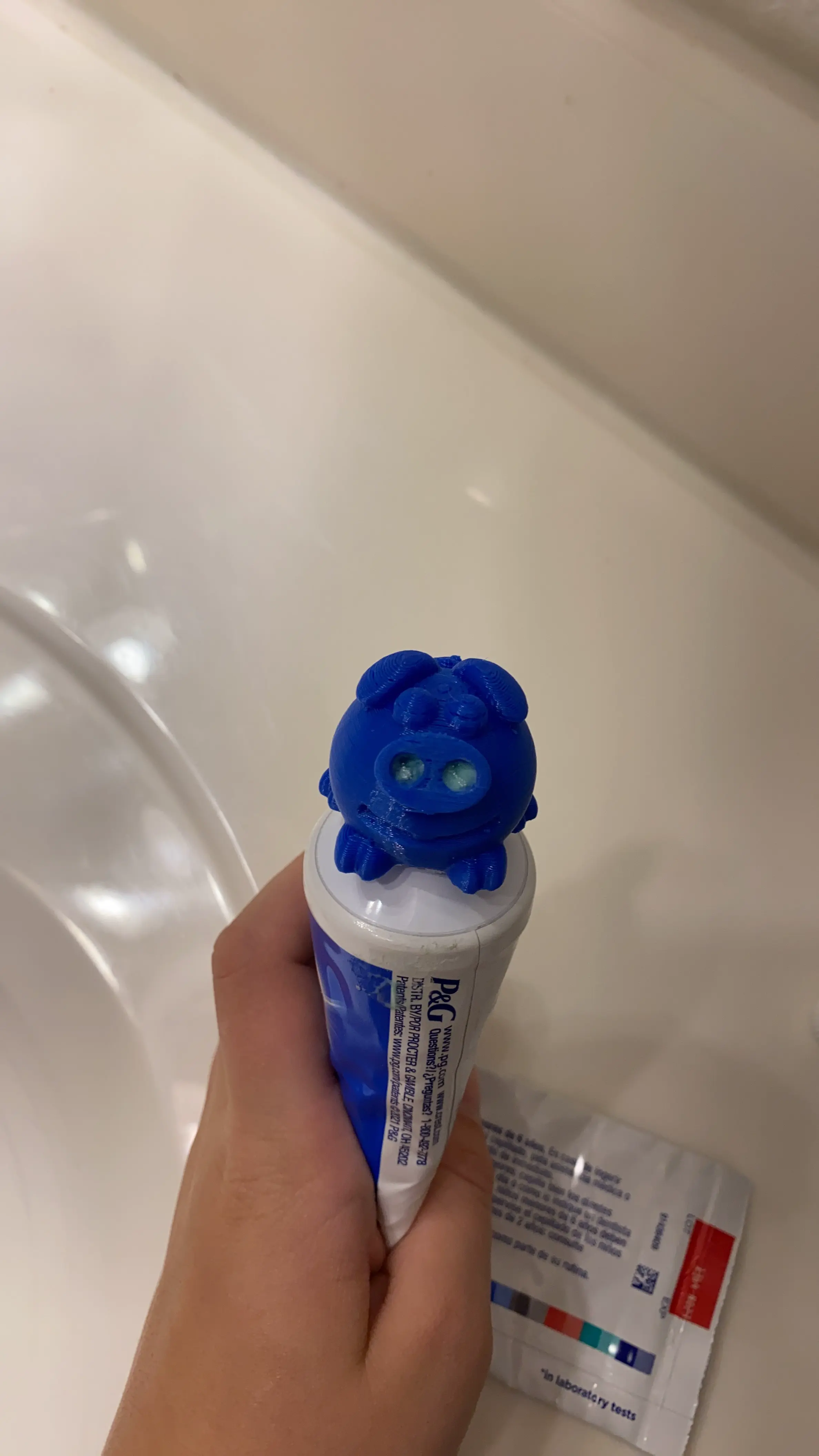 Bronvoorbeeld van het 3D-model Toothpaste topper pig and plug door Elias