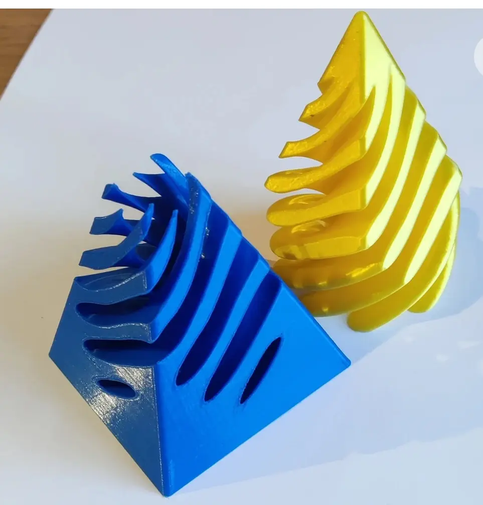 Bronvoorbeeld van het 3D-model Triangle spin fidget toy door Ananasik