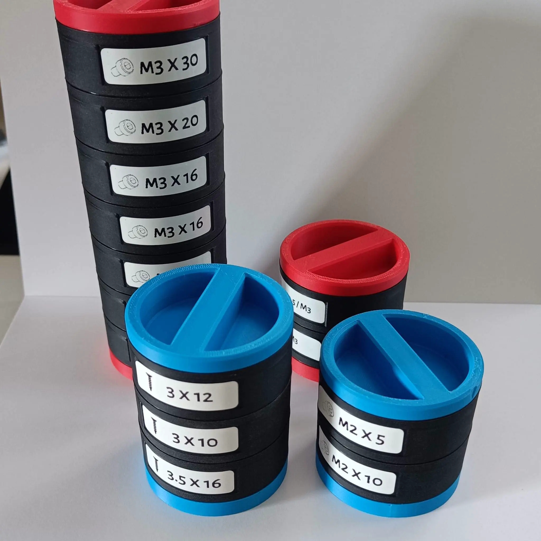 Bronvoorbeeld van het 3D-model Twist-to-open container. No supports needed! door Kamil Sokalski