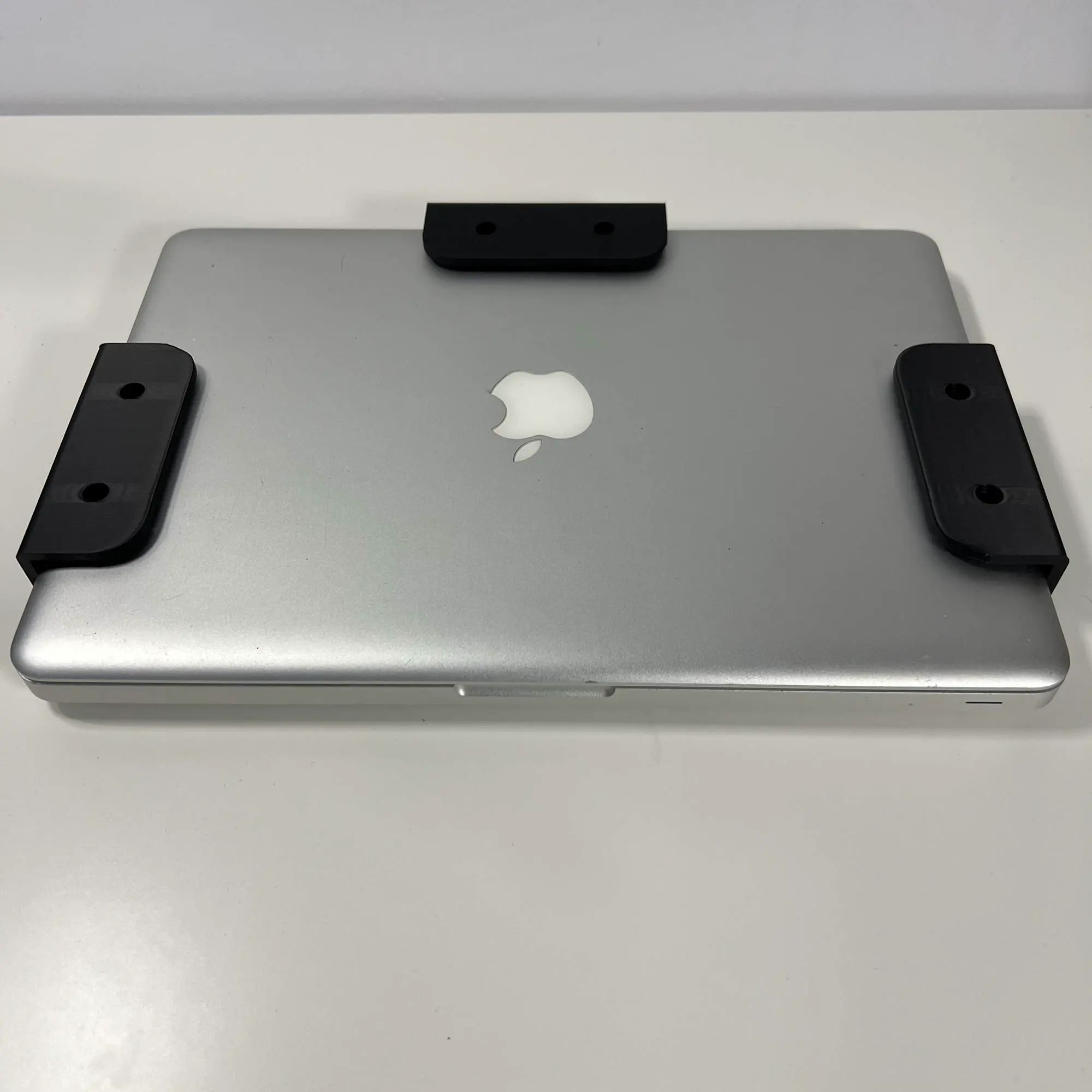 Bronvoorbeeld van het 3D-model Under-Desk Laptop Holder door DecorPrint3D