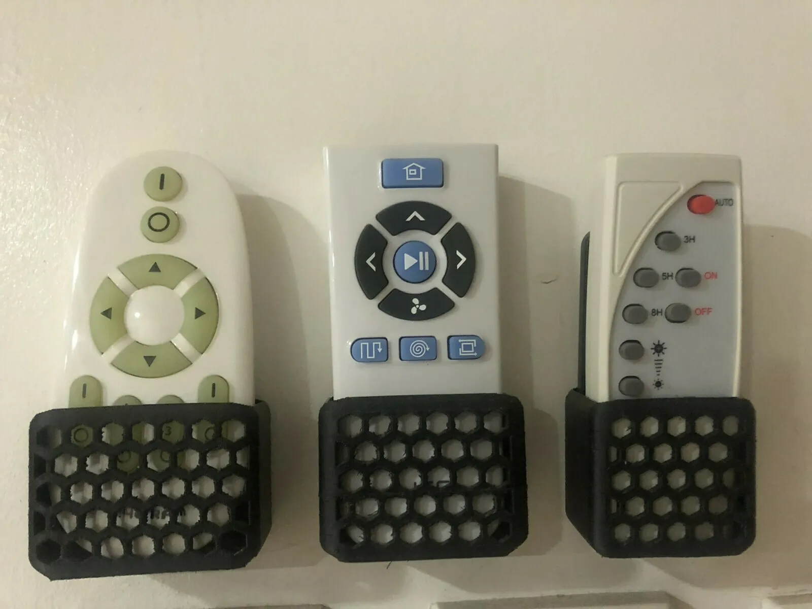 Source preview of the Universal Remote Control Holder 3D model by Diasragu16