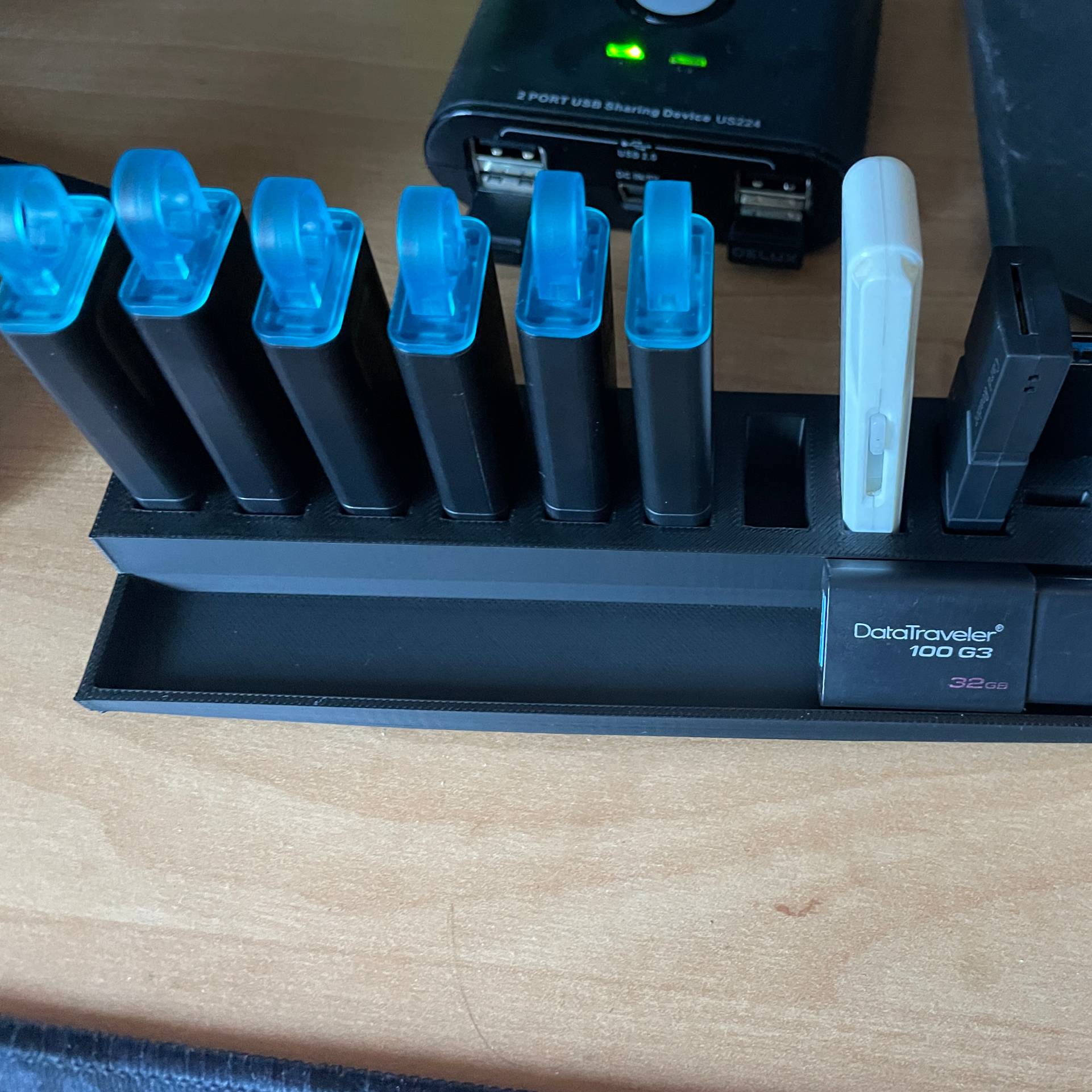 Bronvoorbeeld van het 3D-model USB & SD Card Organizer Tray door Spoder
