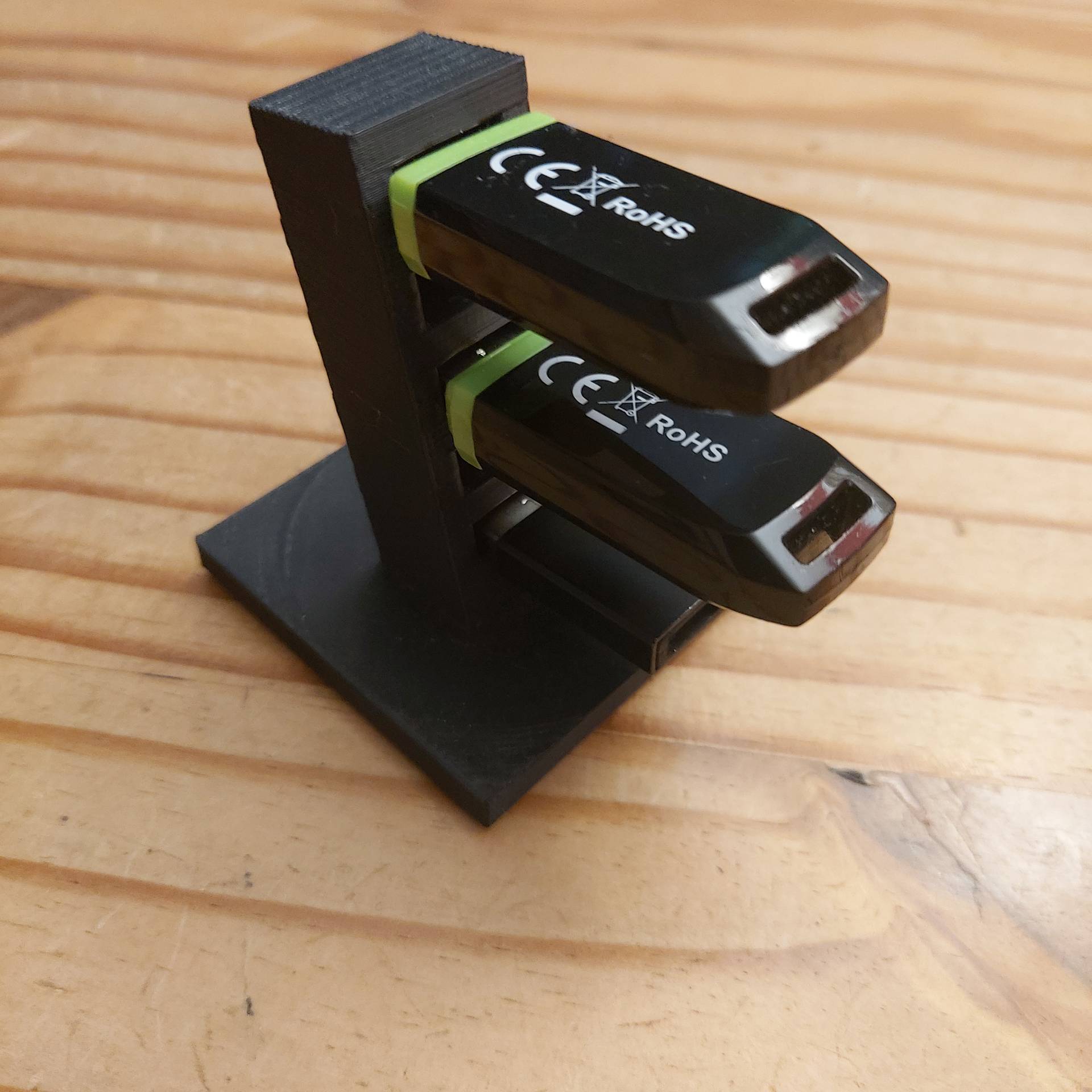 Bronvoorbeeld van het 3D-model USB Stick Holder door fixfox
