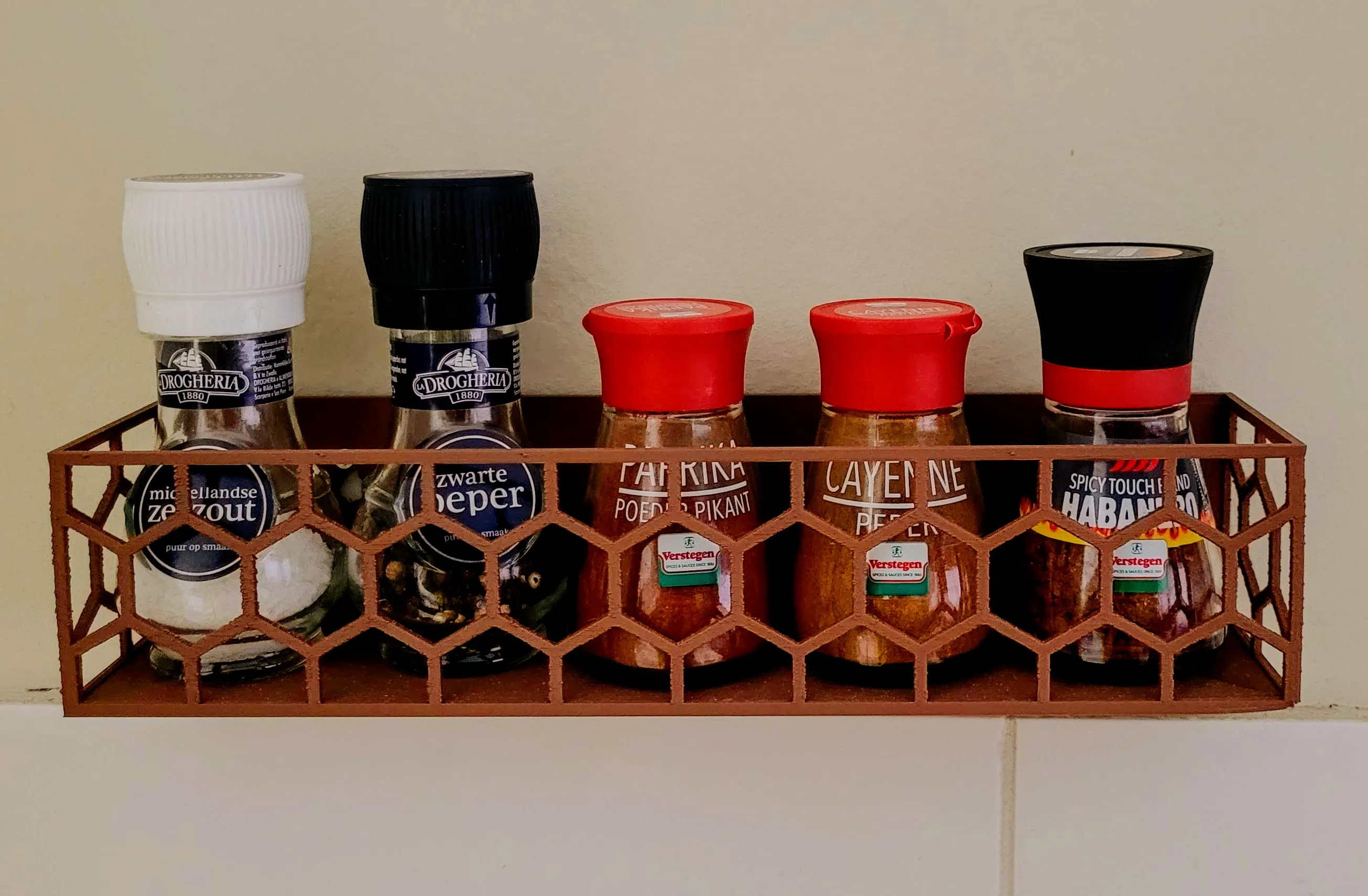Bronvoorbeeld van het 3D-model Wall-Mountable Hexagon Spice Rack for Kitchen door Komrad_Ivan