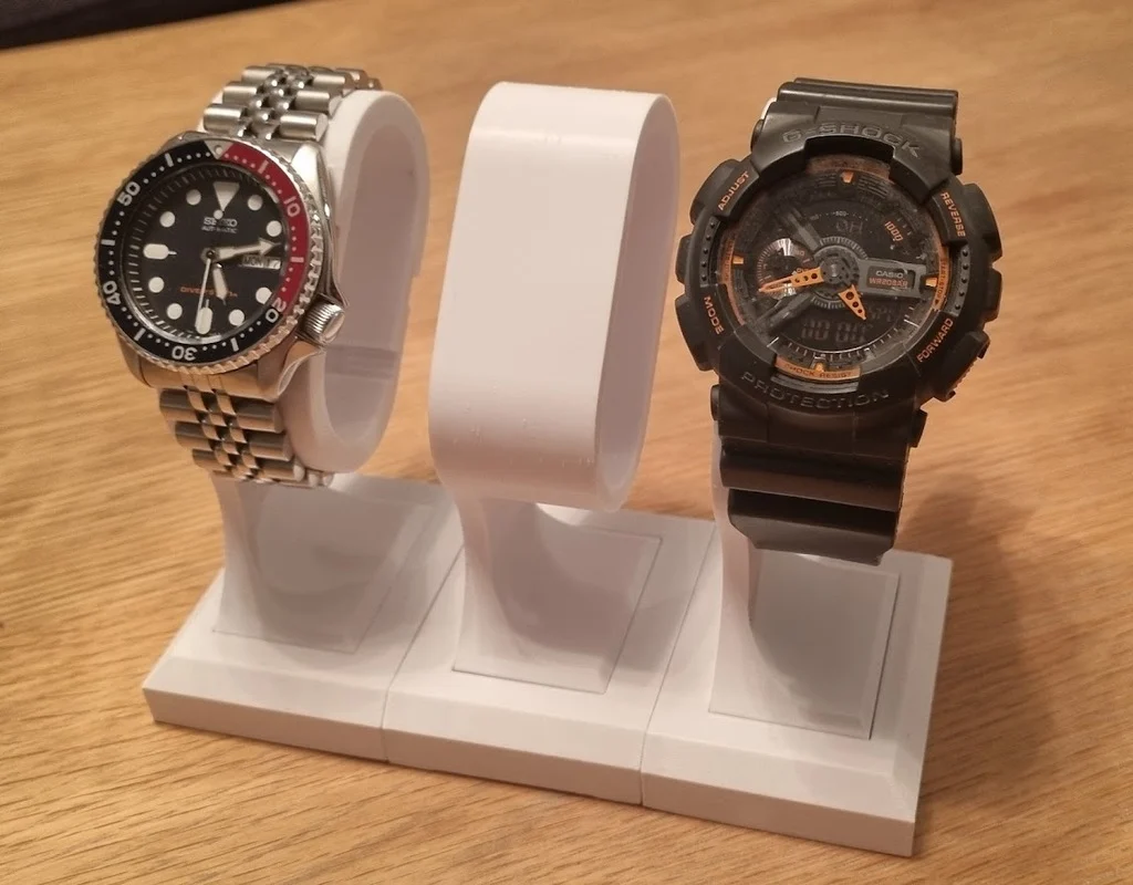 Bronvoorbeeld van het 3D-model watch stand (from thingiverse) door user6061829201