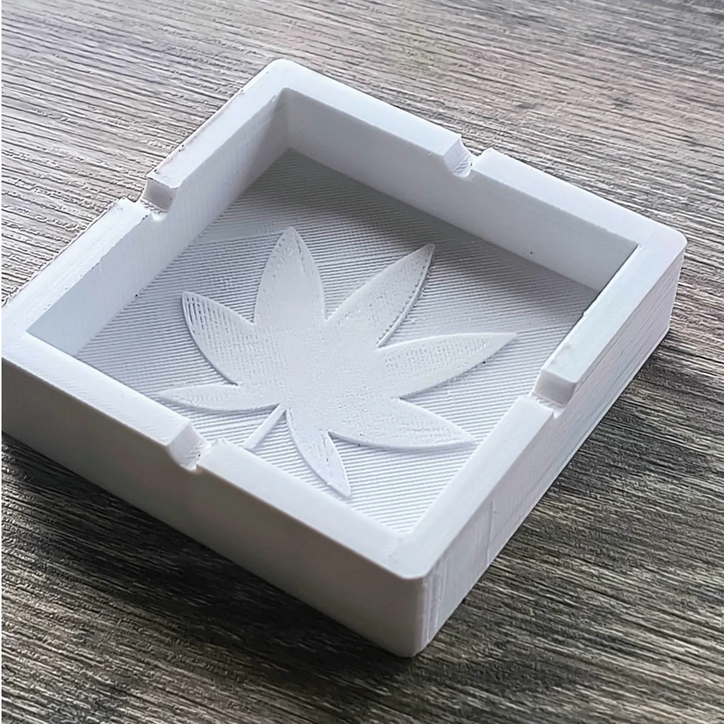 Bronvoorbeeld van het 3D-model Weed Ashtray door Layer High