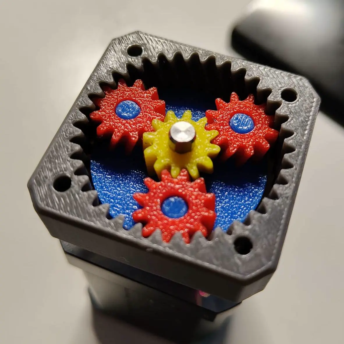 Bronvoorbeeld van het 3D-model WORKING - Planetary GearBox, no bearings - JUST PRINT! door Kamil Sokalski