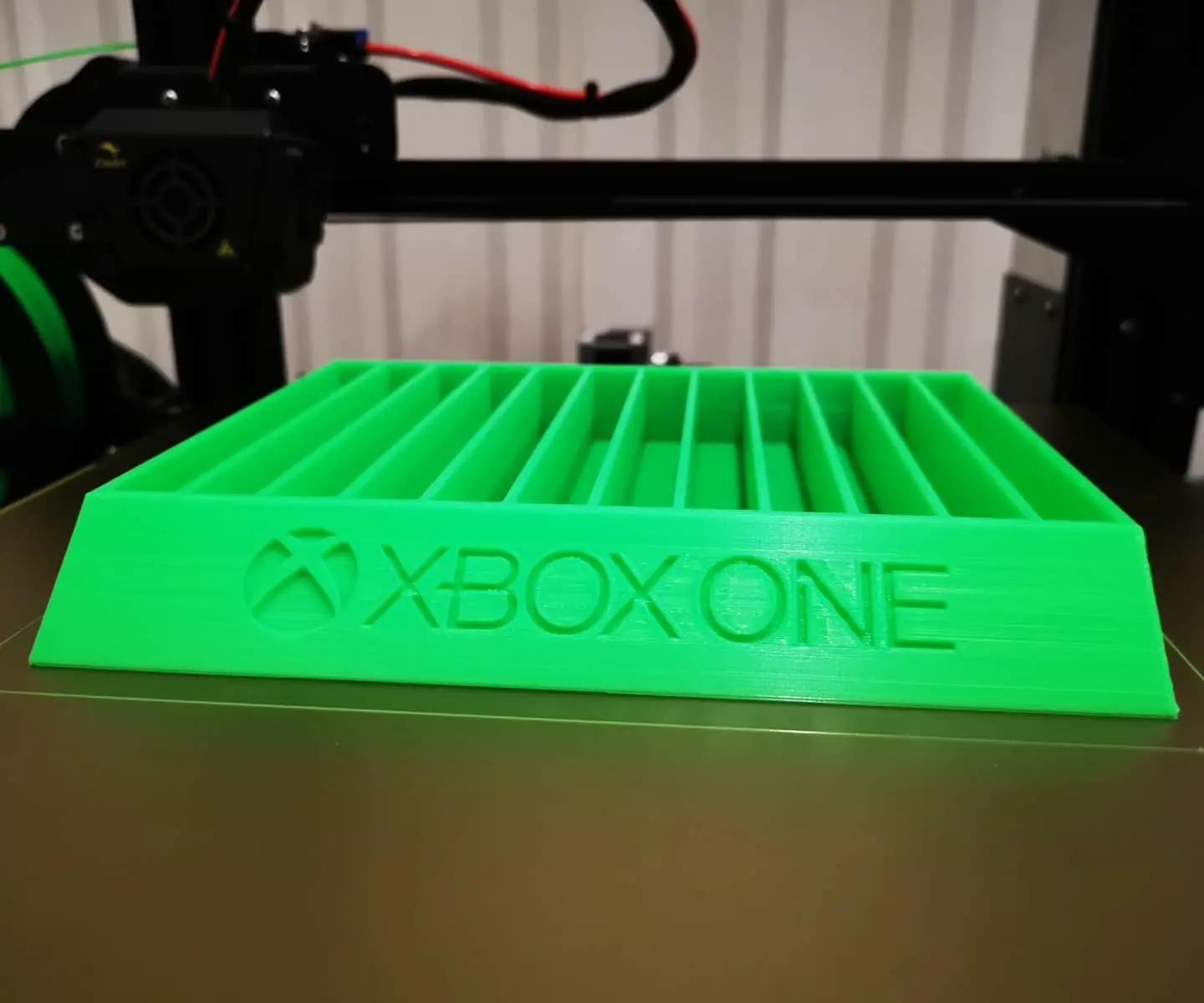 Bronvoorbeeld van het 3D-model Xbox games holder door Sadiq-AlKubaish