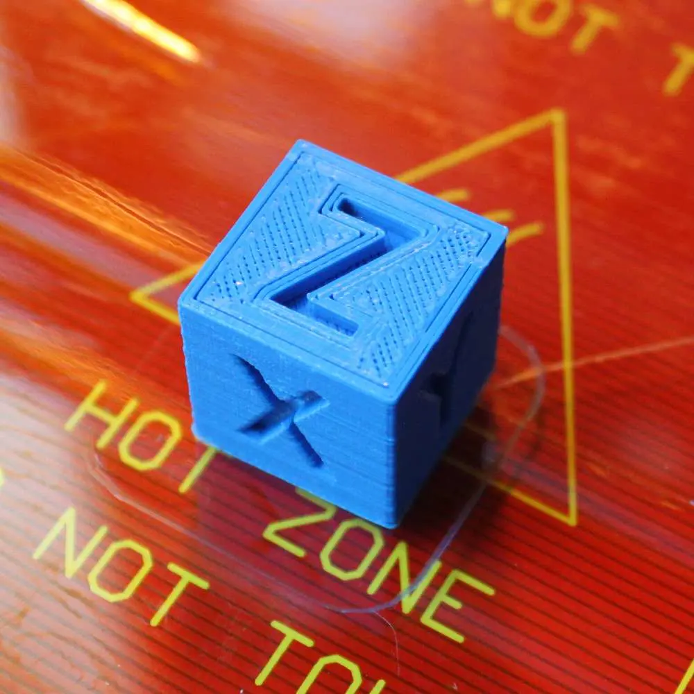 Bronvoorbeeld van het 3D-model xyz calibration cube door Tyron Beaurain