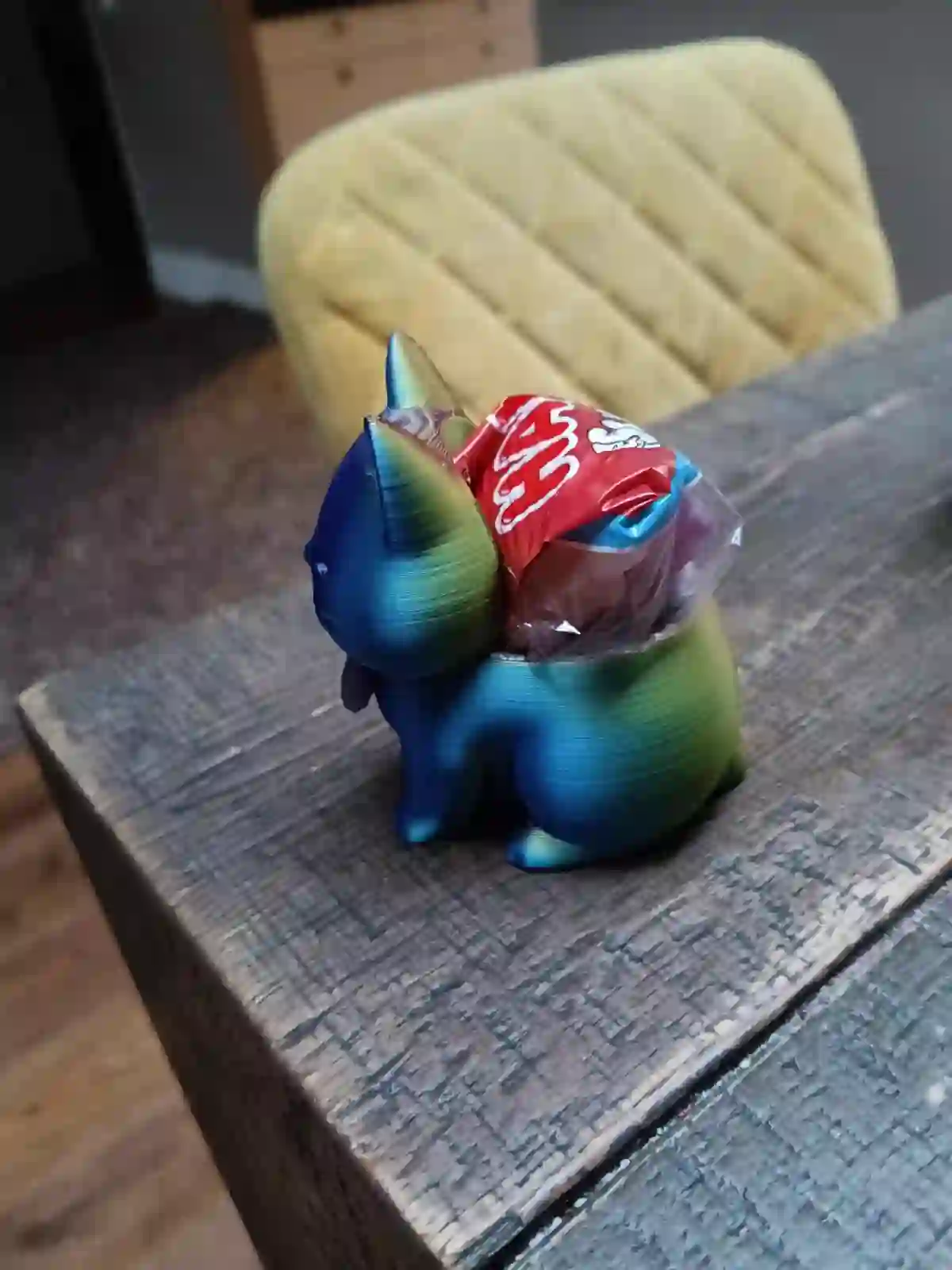 Our example: side view of the same 3D-printed cat, filled with separately packaged sweets.