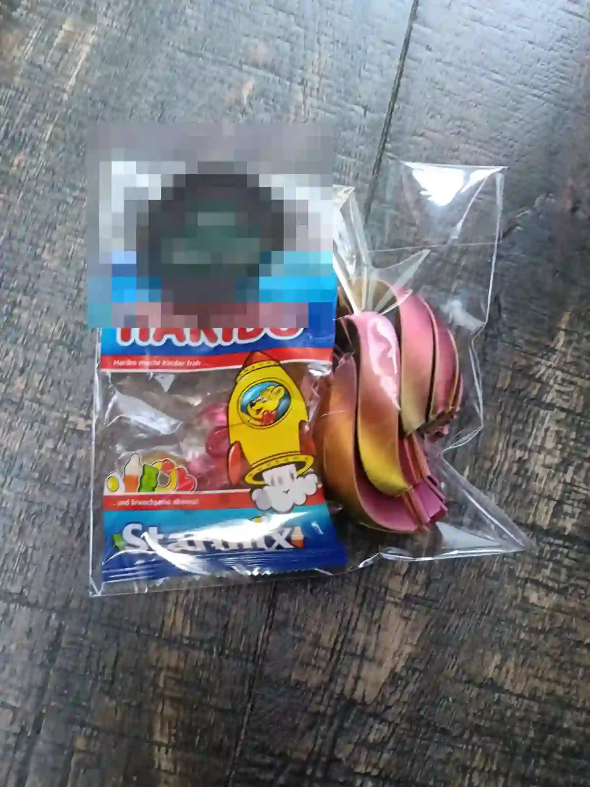 Our example: separately packaged sweets as handed out together with the 3D holder. The name-and-age label has been obscured.